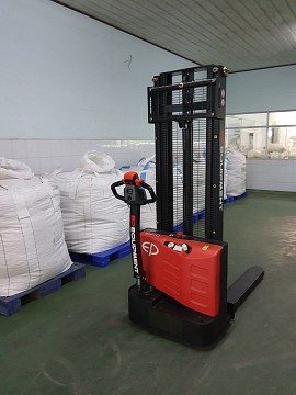 Xe nâng điện stacker EST152