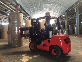 Xe Nâng Kẹp Cuộn